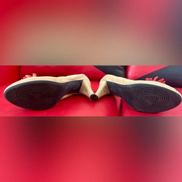 Milly Soft suede Sculptural Shape Pump Hand Made In Italy, Size 7 - Picture 9 of 9